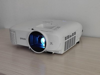 爱普生TW5700T,白天也清晰明亮的家庭影院投影机